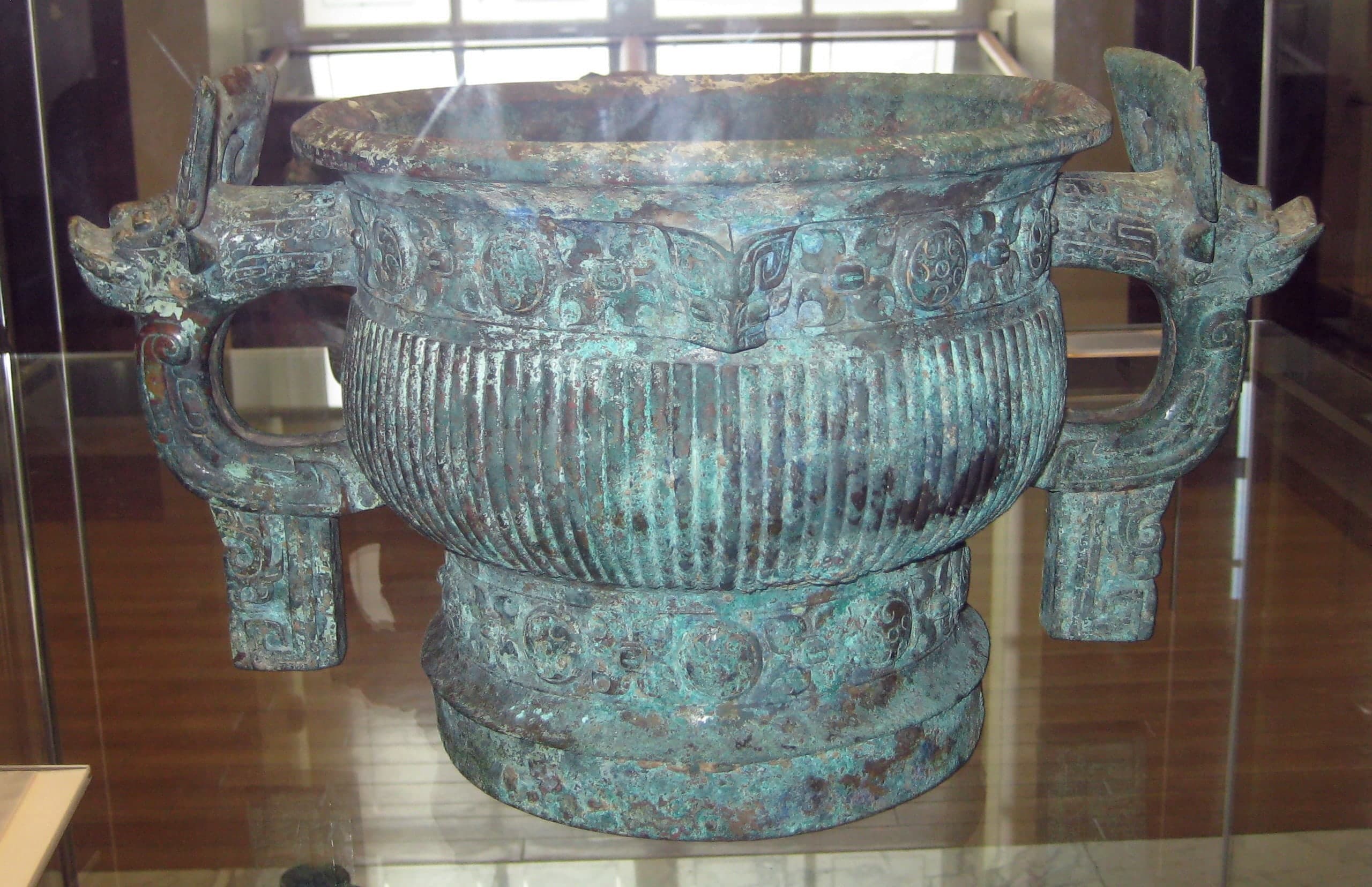 A bronze Chinese vessel of gui form, shown as a museum object, with the interior floor where its inscription is recorded to run.