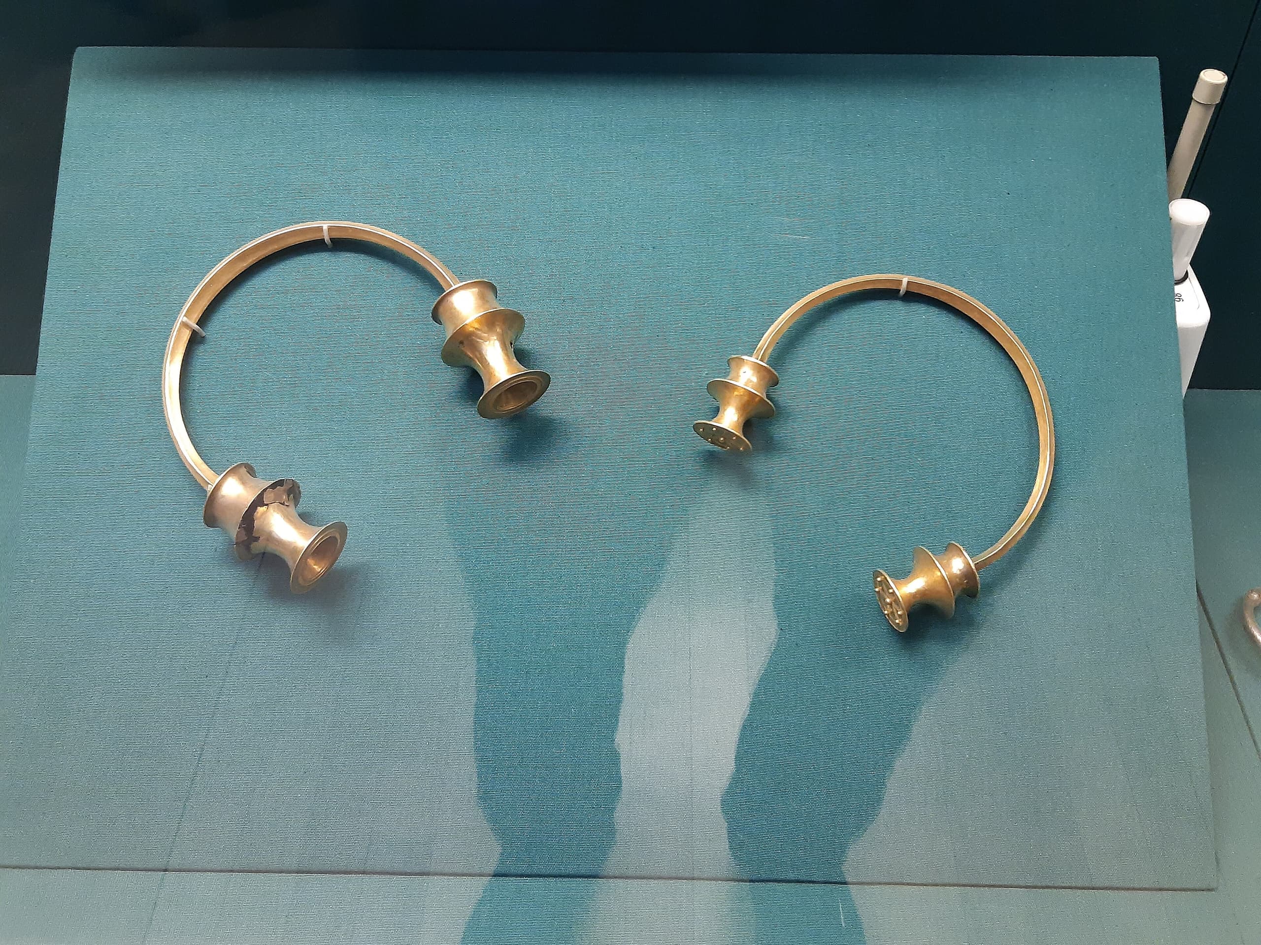 Gold torc objects recorded with a diameter of 130.7 millimetres (5.15 in).